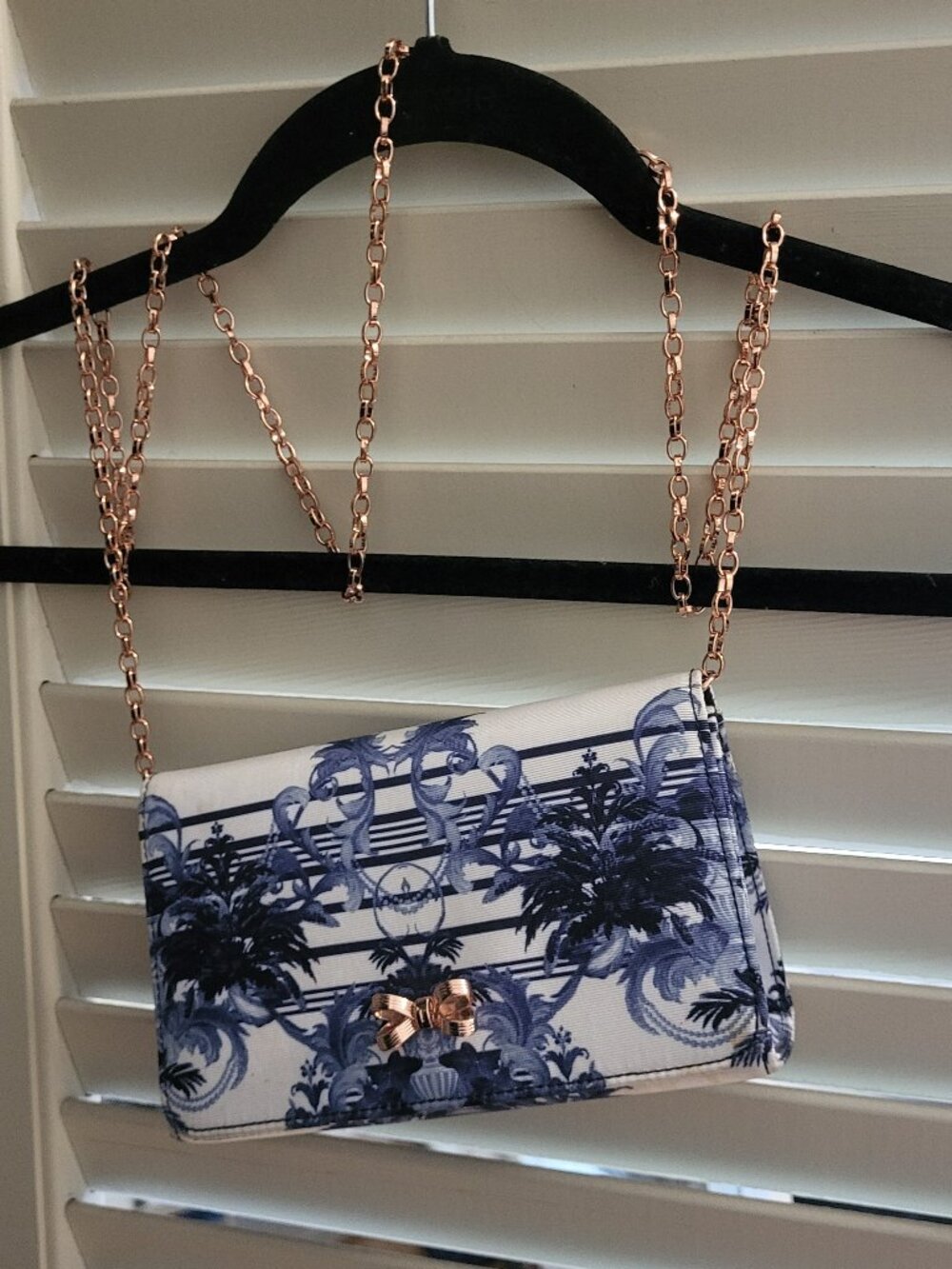 Ted Baker Blue and White Purse with Rose Gold Bow and Chain - Picture 6 of 8